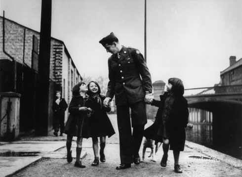 
	▲로버트 카파의‘미군과 전쟁고아’(1943). /ROBERT CAPA ⓒ from 2001 to 2007 By Cornell Capa/Magnum Photos/유로포토-한국매그넘 제공
