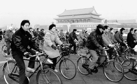중국 베이징에서 자전거로 출퇴근하는 사람들의 비율은 10년 전에 비해 절반 이상 줄어들었다. 90년대 중반까지만
해도 이른 아침 천안문 광장을 지나는 자전거의 물결이 장관을 이뤘다. 조선일보DB