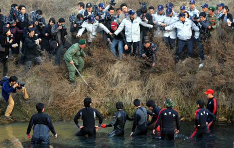 
	18�� ���� ��⵵ ����� ���յ� ����õ ����6�� �αٿ��� �������� ������ ���̴� �ý� �Ϻΰ� �غ�����ȸ ȸ���鿡 ���� �߰ߵƴ�. ���� ���м���밡 ������ �����ϰ� �ִ�. /���ο� ���� join1@chosun.com
